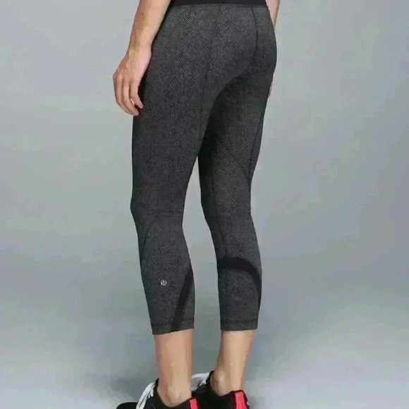 **Lululemon** Inspire Crop II - Luxtreme Herringbone in Heathered Black - Size 6 - Picture 1 of 9